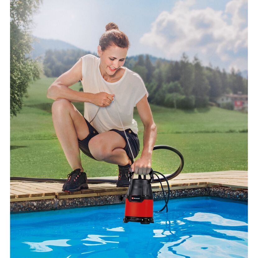 Person setzt Klarwasserpumpe in Pool
