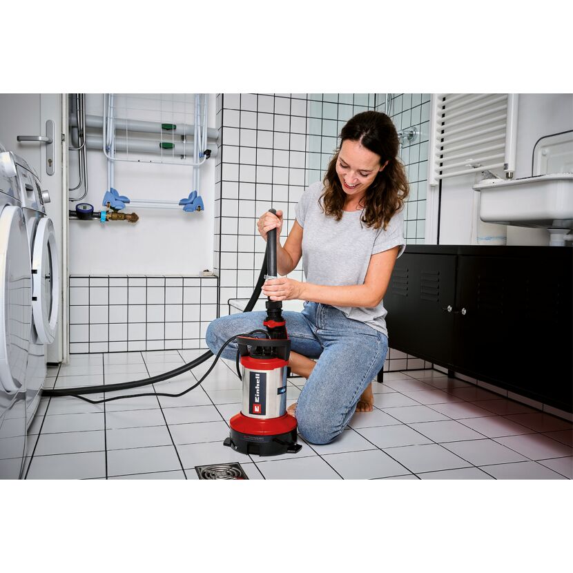 Person benutzt Schmutzwasserpumpe