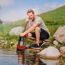 Person mit Schmutzwasserpumpe am Teich