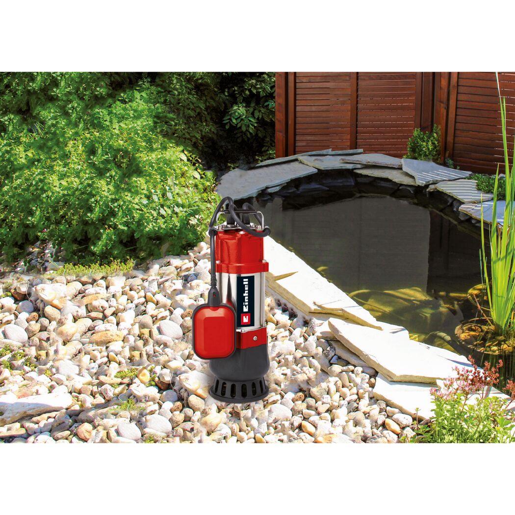 Rote Schmutzwasserpumpe am Gartenteich