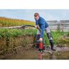 Person pumpt Wasser aus Schlammgrube