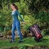 Person zieht Gartenschlauchwagen