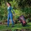 Person zieht Gartenschlauchwagen