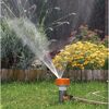 Sprinkler bewässert Rasen