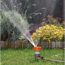Sprinkler bewässert Rasen