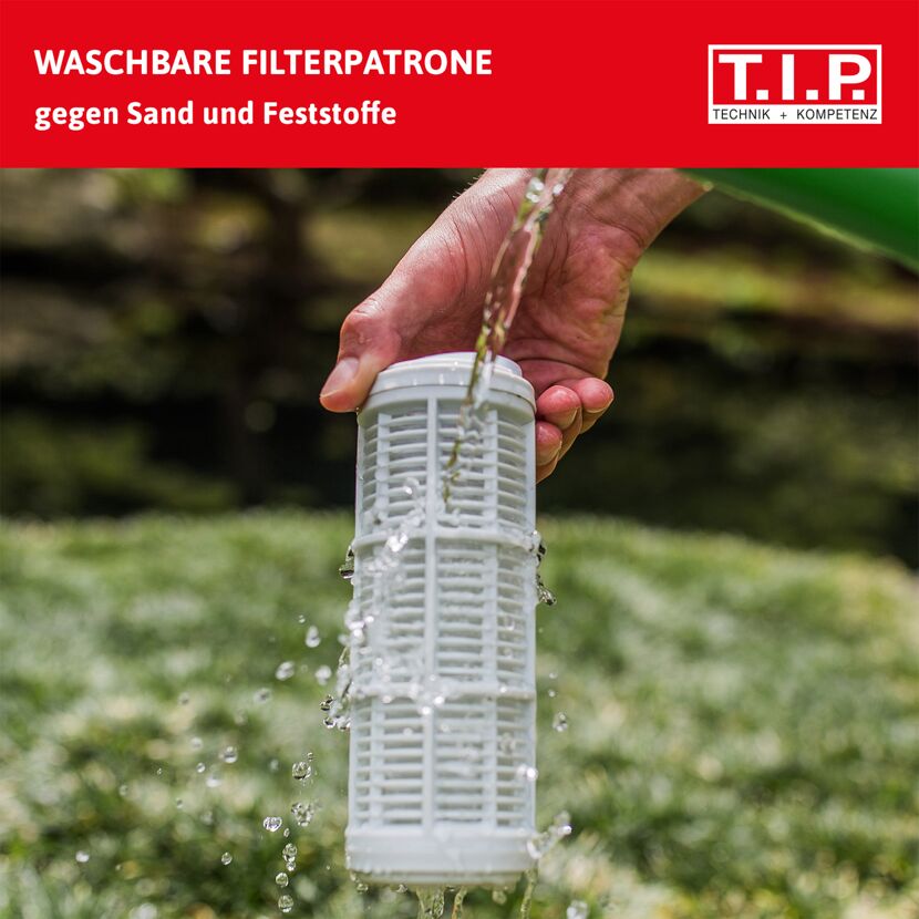 Person reinigt einen weißen Filtereinsatz mit Wasser.