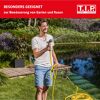 Person bewässert Garten mit Schlauch und Gartenpumpe.