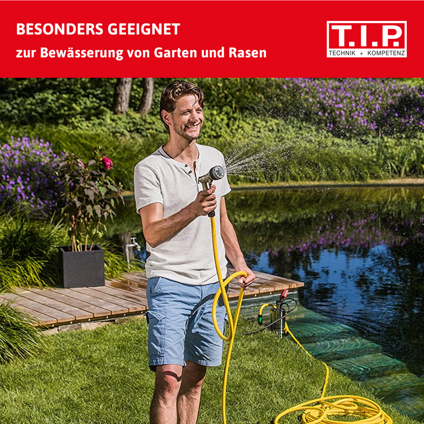 Person bewässert Garten mit Schlauch und Gartenpumpe.