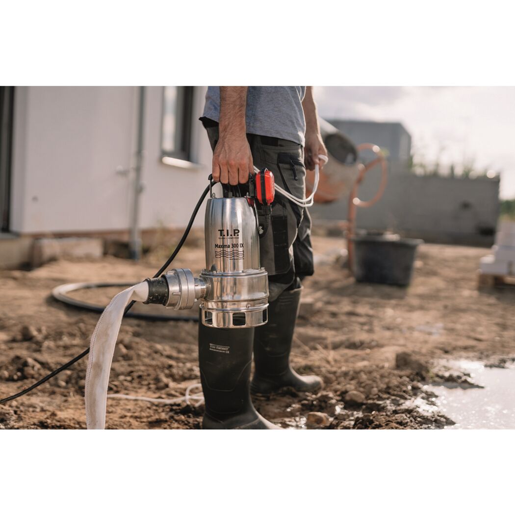 Person hält Schmutzwassertauchpumpe Maxima 300 IX