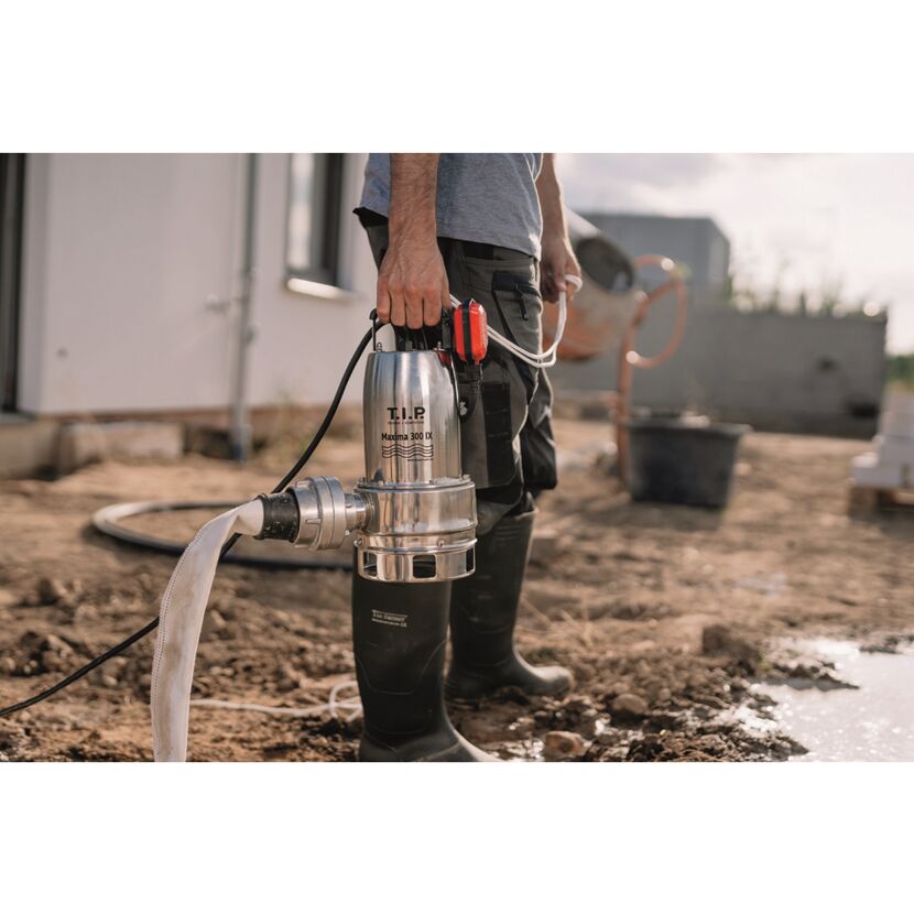 Person hält Schmutzwassertauchpumpe Maxima 300 IX