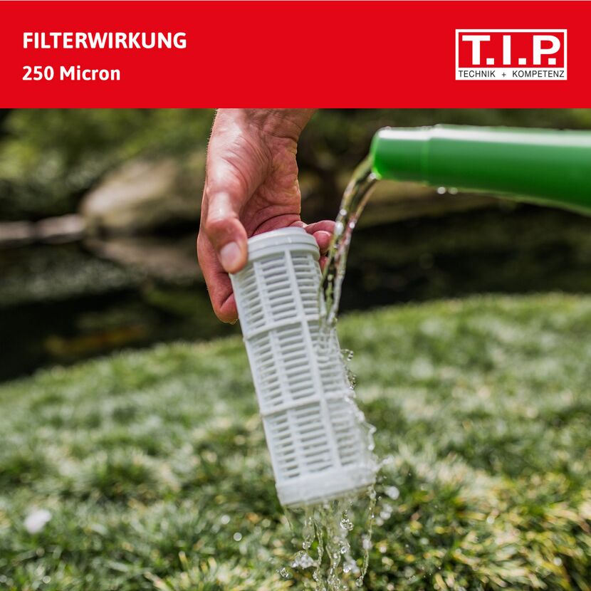 Person reinigt einen weißen Filtereinsatz mit Wasser.