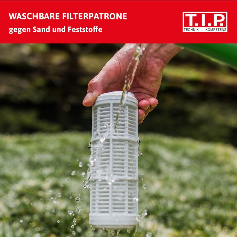 Person reinigt einen weißen Filtereinsatz.