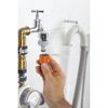 Person verbindet ein Schlauchstück mit einem Wasserhahn.