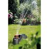 Gardena Vielflächenregner auf Rasen, sprüht Wasser
