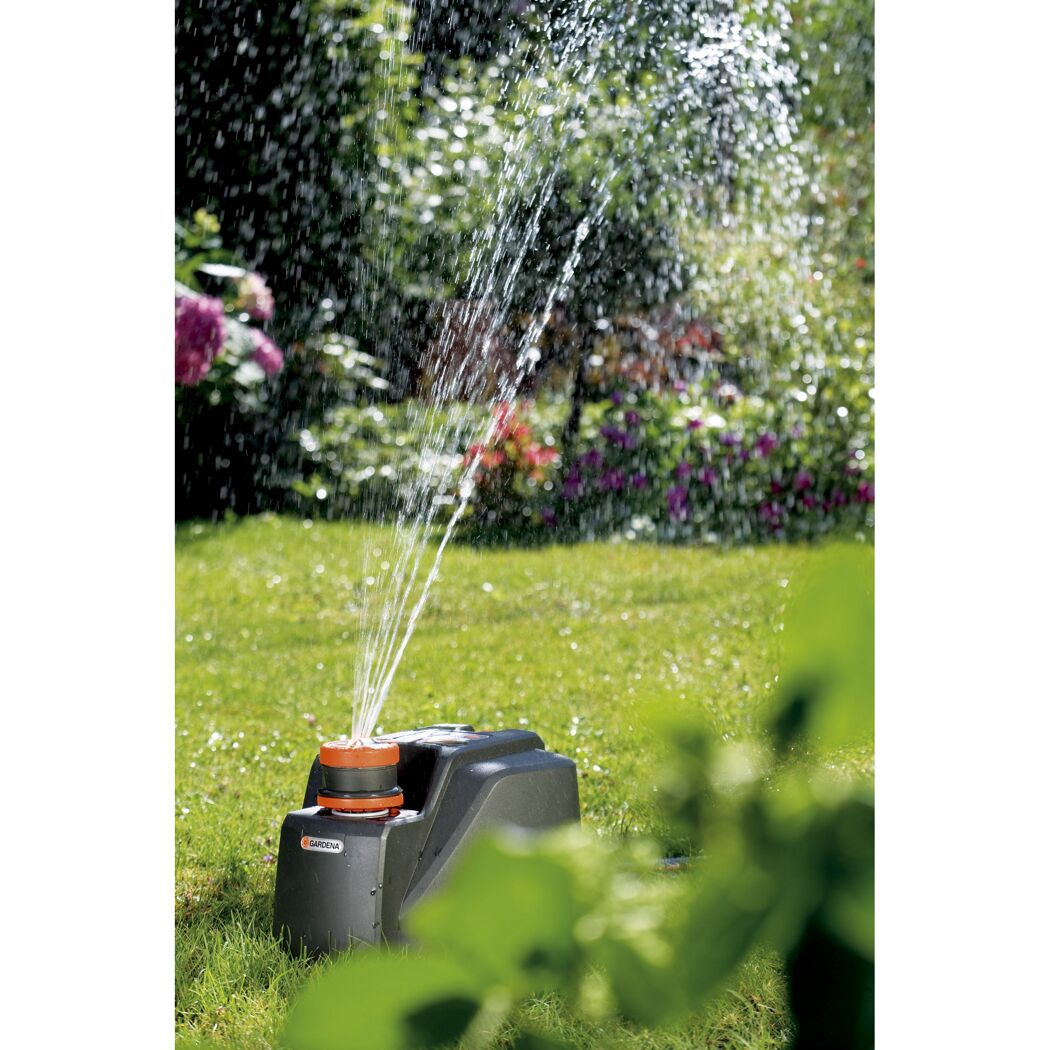 Gardena Vielflächenregner auf Rasen, sprüht Wasser