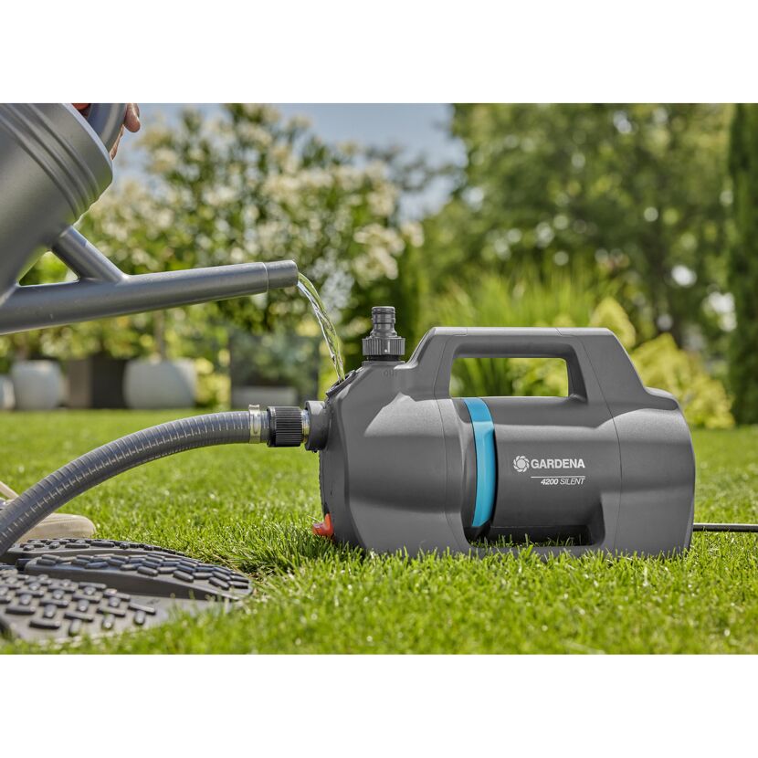 GARDENA Gartenpumpe 4200 Silent wird mit Gießkanne befüllt