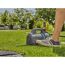 Person schaltet Gartenpumpe ein.