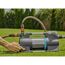 Person schaltet Gartenpumpe ein.