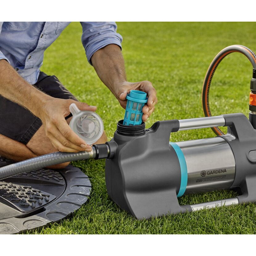 Person setzt Filter in Gartenpumpe ein
