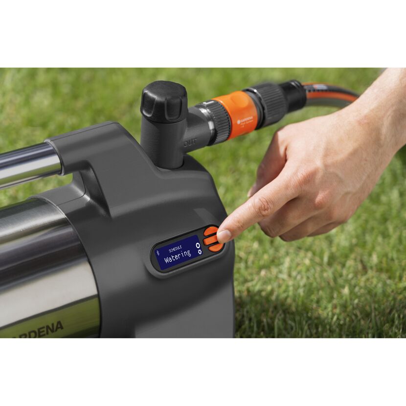 Person programmiert Gartenpumpe.