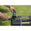 Person setzt Filter in Gartenpumpe ein