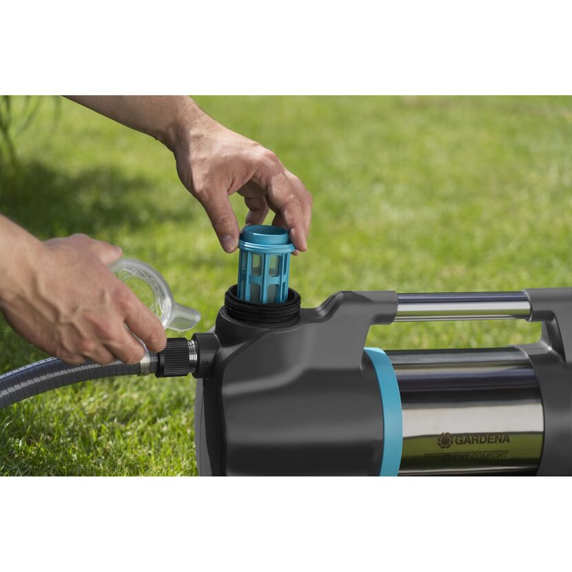 Person setzt Filter in Gartenpumpe ein
