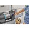 Person bedient ein Hauswasserwerk 6300 Silent Comfort von GARDENA.