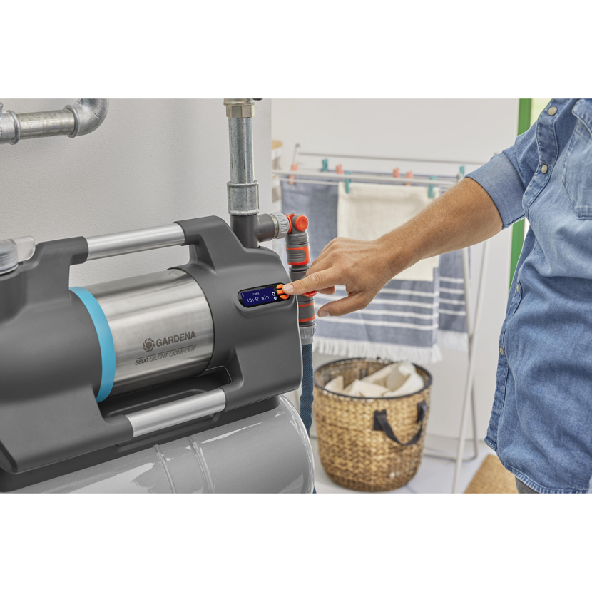 Person bedient ein Hauswasserwerk 6300 Silent Comfort von GARDENA.