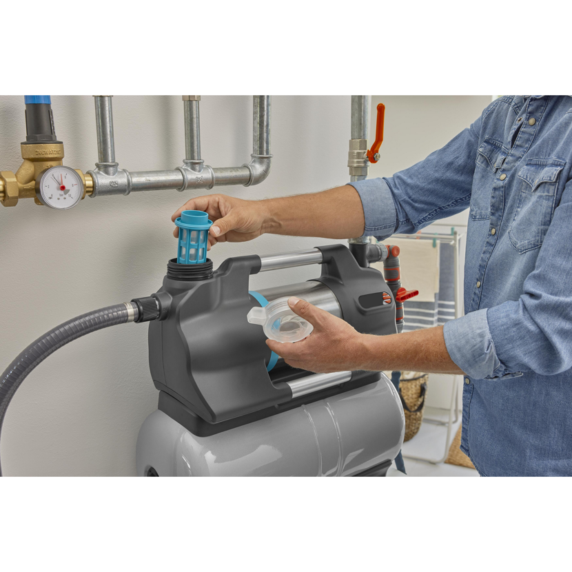 Person reinigt Hauswasserwerk 6300 Silent Comfort