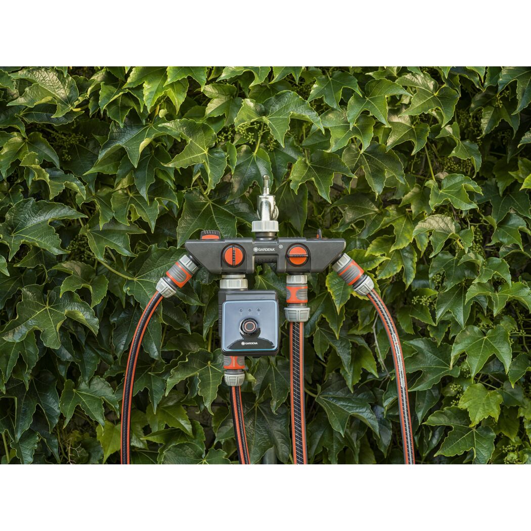 GARDENA Bewässerungssteuerung bluetooth vor grünem Hintergrund