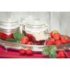 Erdbeermarmelade in Einmachgläsern und frische Erdbeeren