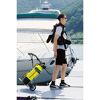 Person transportiert Tauchflasche mit Transportkarre