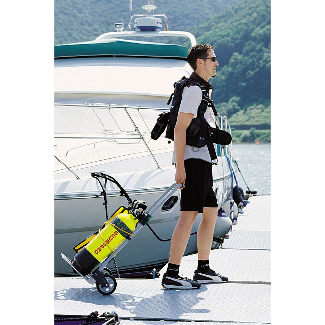 Person transportiert Tauchflasche mit Transportkarre