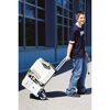 Person transportiert Computer auf einem Transportwagen TS 600.