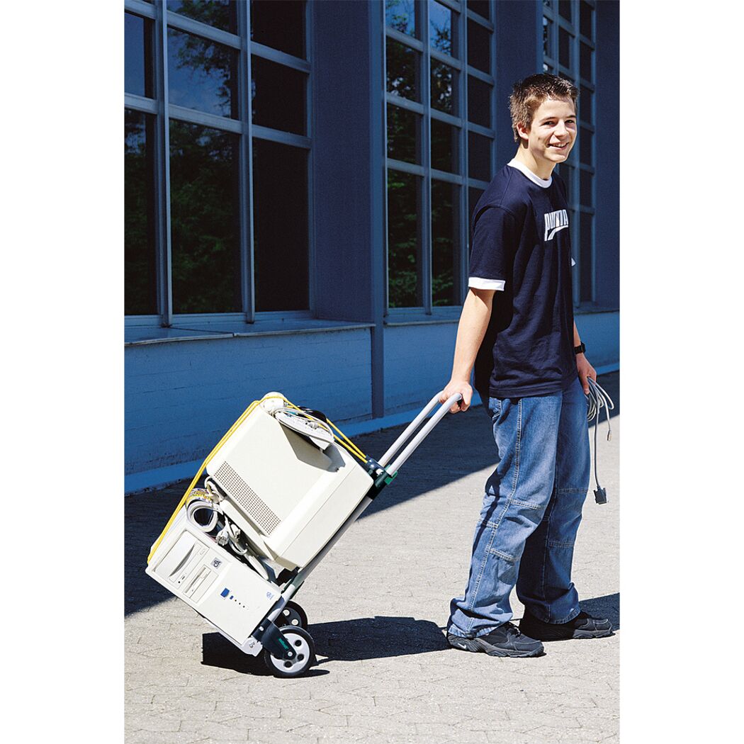 Person transportiert Computer auf einem Transportwagen TS 600.