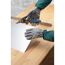 Person schneidet Blech mit Blechscheren