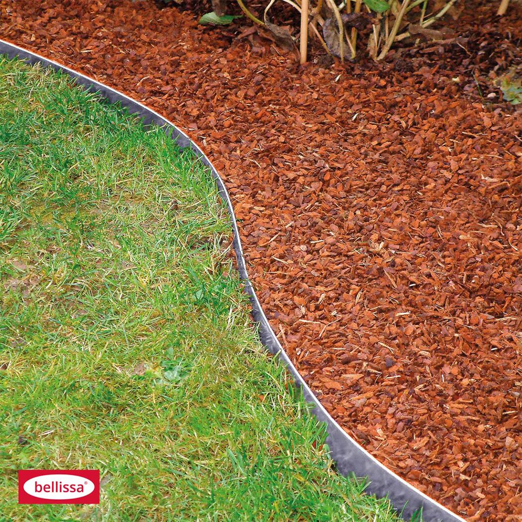 Metall-Rasenkante trennt Rasen und Rindenmulch