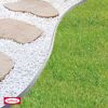 Metall-Rasenkante trennt weißen Kiesweg von Rasen
