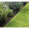 Verzinkte Rasenkante zwischen Blumenbeet und Rasen
