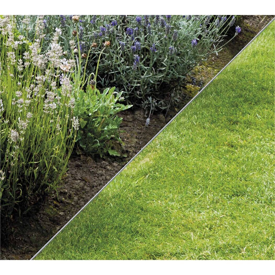 Verzinkte Rasenkante zwischen Blumenbeet und Rasen