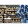 Person hackt mit einer Axt Holz