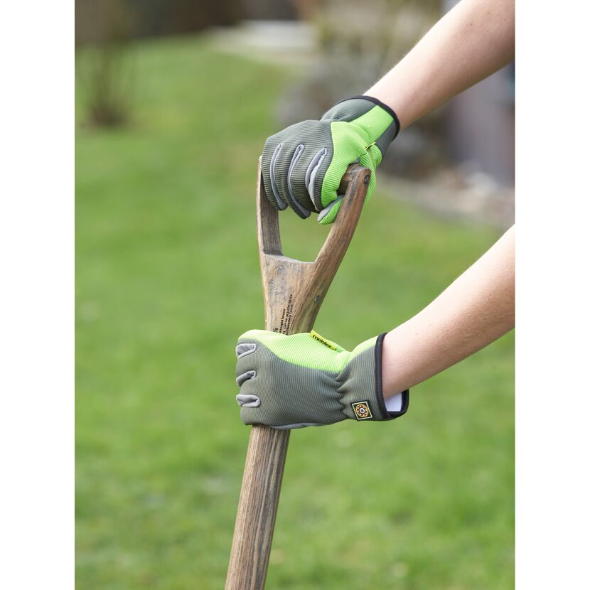 Person mit Gartenhandschuhen und Spaten