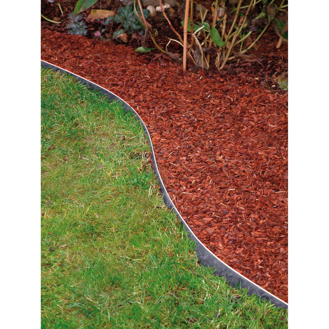 Metall-Rasenkante trennt Rasen und Rindenmulch