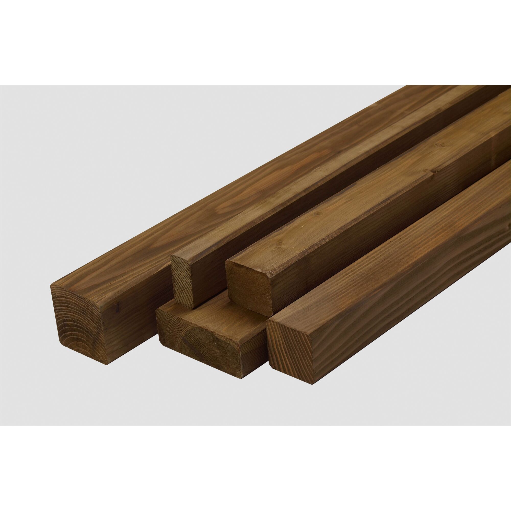 Braune Kanthölzer aus Nadelholz