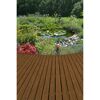 Braune Holzterrasse neben einem Teich mit Seerosen.