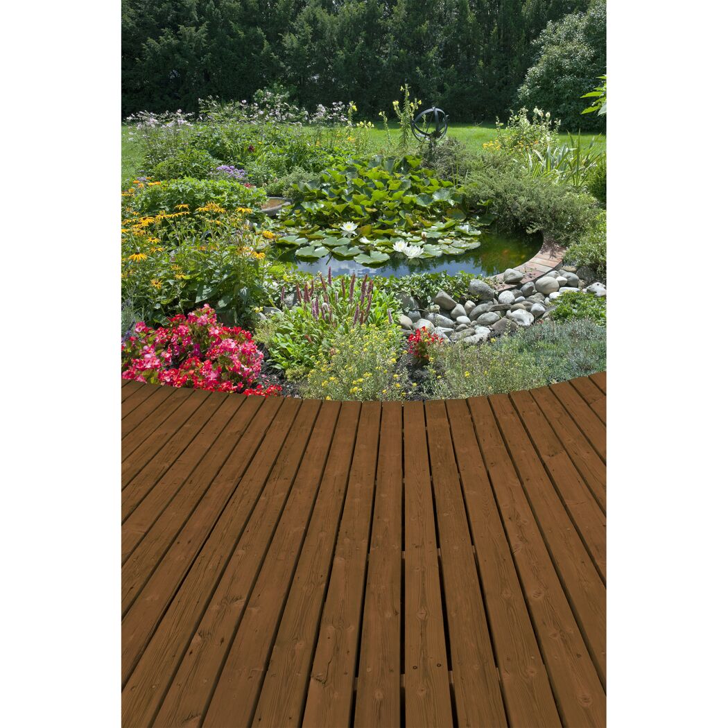 Braune Holzterrasse neben einem Teich mit Seerosen.