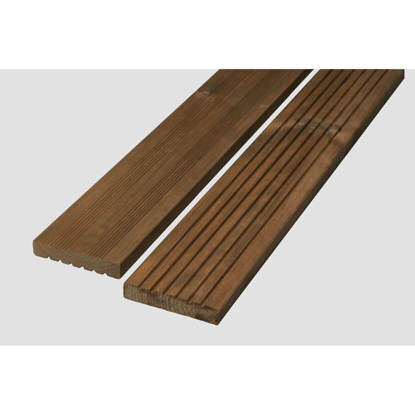Zwei braune Terrassendielen aus Nadelholz.