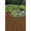 Braune Holzdielen vor einem Gartenteich