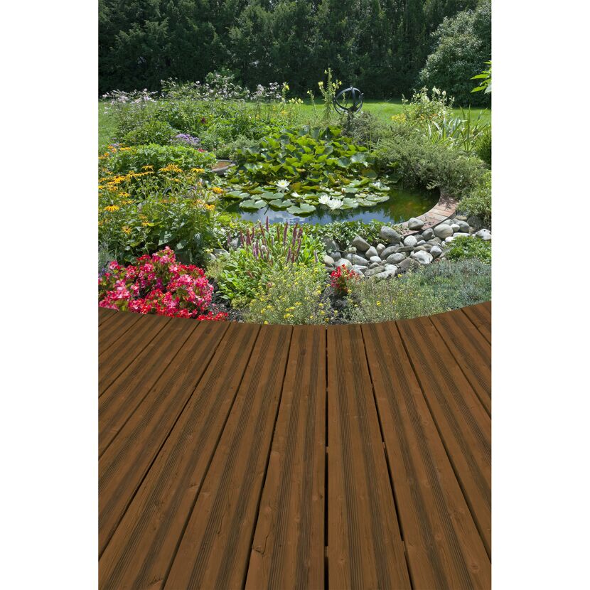 Braune Holzdielen vor einem Gartenteich