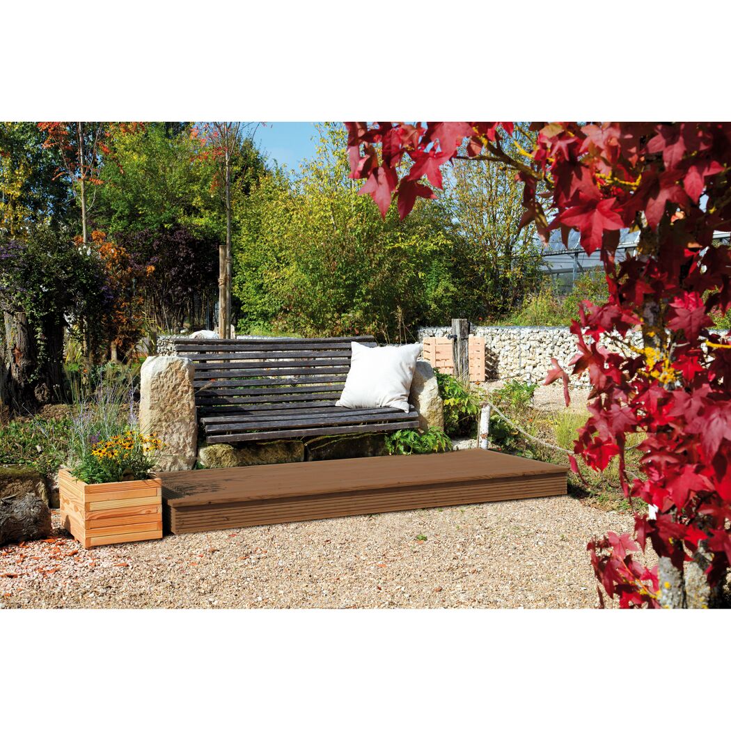 Holzterrasse mit Bank im Garten